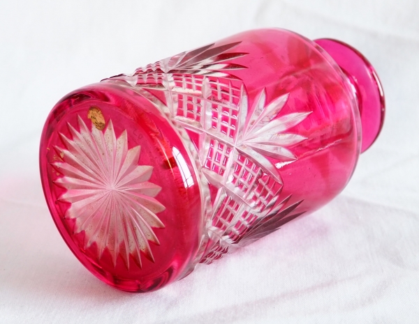 Flacon à parfum en cristal de Baccarat, cristal overlay rose, modèle Douai - 15,8cm - étiquette