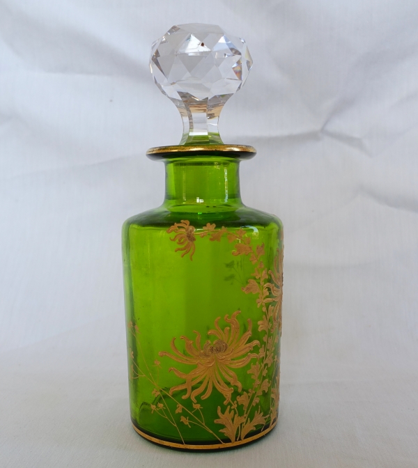 Grand flacon en cristal de Baccarat vert chartreuse modèle Chrysanthèmes - étiquette papier