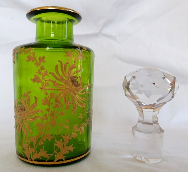 Grand flacon en cristal de Baccarat vert chartreuse modèle Chrysanthèmes - étiquette papier