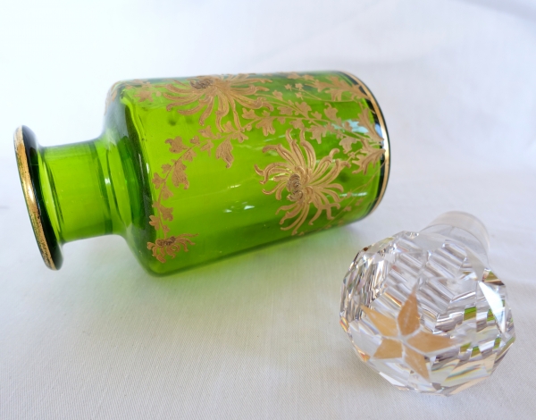 Grand flacon en cristal de Baccarat vert chartreuse modèle Chrysanthèmes - étiquette papier