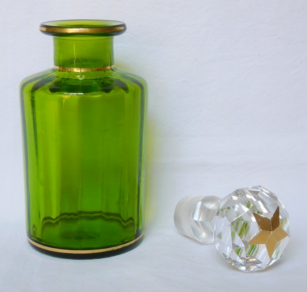 Grand flacon de toilette en cristal de Baccarat vert chartreuse à côtes vénitiennes - 19,5cm