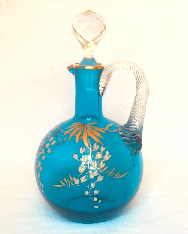 Rare carafe à liqueur en cristal de Baccarat bleu forme boule réhaussée à l'or fin, vers 1900