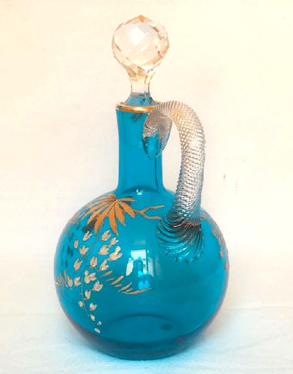 Rare carafe à liqueur en cristal de Baccarat bleu forme boule réhaussée à l'or fin, vers 1900