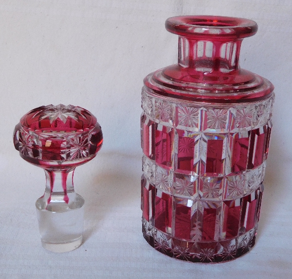 Grand flacon en cristal de Baccarat, modèle Diamants étoilés overlay rose