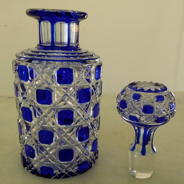 Flacon de toilette en cristal de Baccarat, modèle Diamants Pierreries doublé bleu
