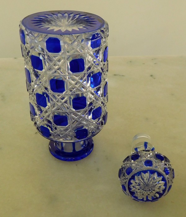 Flacon de toilette en cristal de Baccarat, modèle Diamants Pierreries doublé bleu