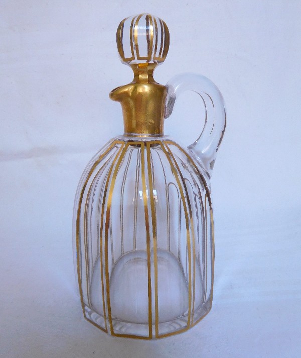 Carafe à liqueur en cristal de Baccarat, modèle Cannelures réhaussé de filets or, étiquette papier