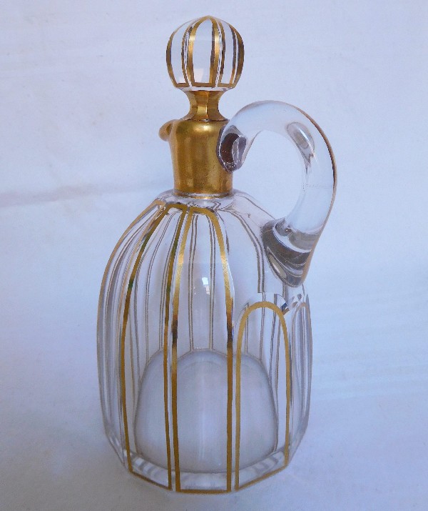 Carafe à liqueur en cristal de Baccarat, modèle Cannelures réhaussé de filets or, étiquette papier