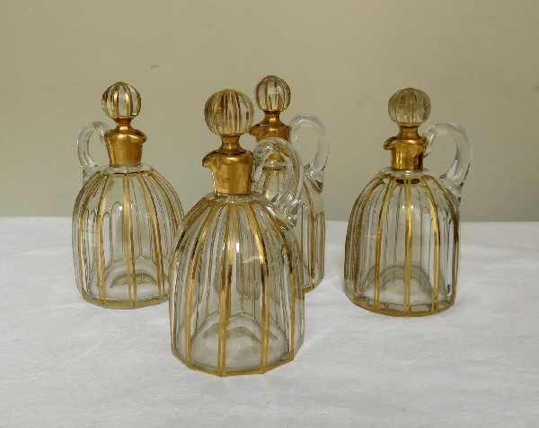 Carafe à liqueur en cristal de Baccarat, modèle Cannelures réhaussé de filets or, étiquette papier