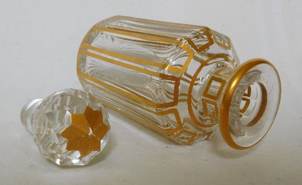 Petit flacon en cristal de Baccarat, modèle Cannelures réhaussé de filets or - 10,2cm