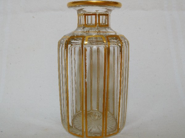 Petit flacon en cristal de Baccarat, modèle Cannelures réhaussé de filets or - 12cm