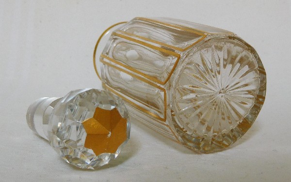 Petit flacon en cristal de Baccarat, modèle Cannelures réhaussé de filets or - 12cm