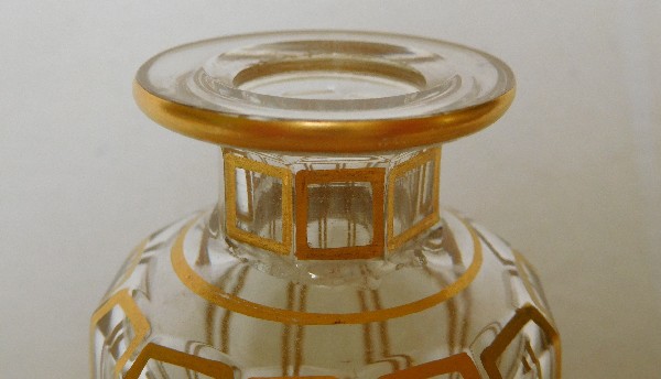 Petit flacon en cristal de Baccarat, modèle Cannelures réhaussé de filets or - 12cm