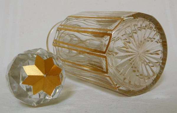 Flacon en cristal de Baccarat, modèle Cannelures réhaussé de filets or - 13,8cm