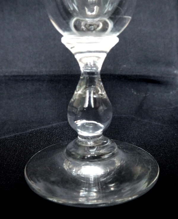 Verre à liqueur en cristal de Baccarat, forme flûte à champagne, jambe ballustre