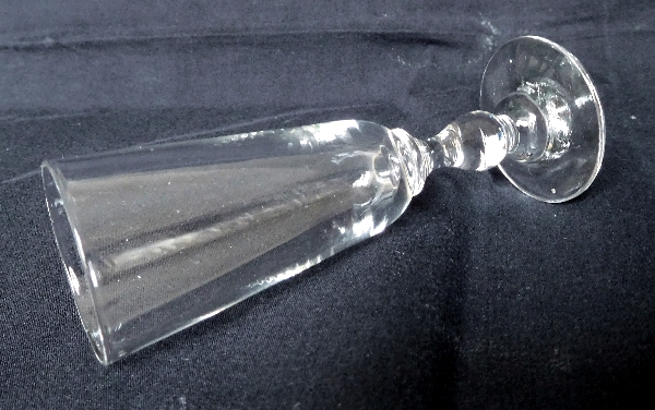 Verre à liqueur en cristal de Baccarat, forme flûte à champagne, jambe ballustre