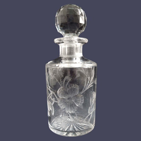 Grand flacon en cristal de Baccarat, rare modèle taillé et gravé aux Eglantiers - 18,8cm