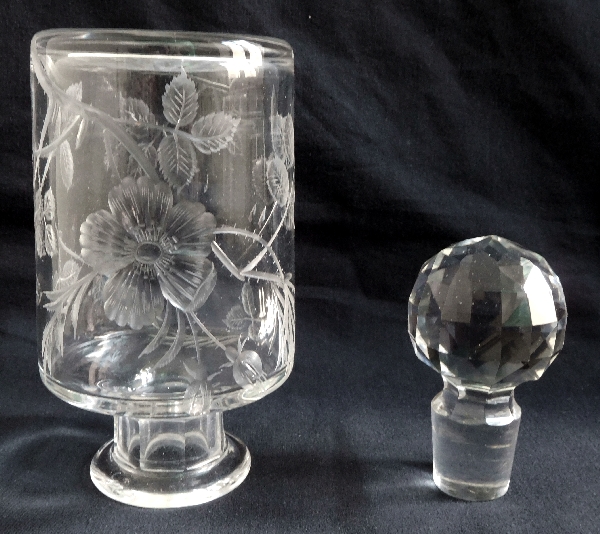 Grand flacon en cristal de Baccarat, rare modèle taillé et gravé aux Eglantiers - 18,8cm