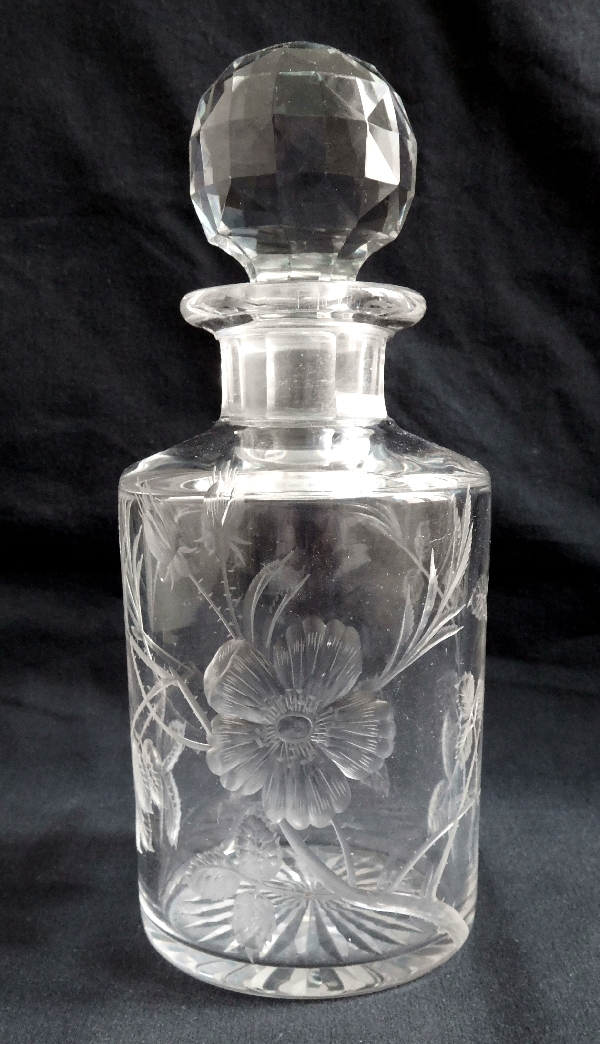 Grand flacon en cristal de Baccarat, rare modèle taillé et gravé aux Eglantiers - 18,8cm