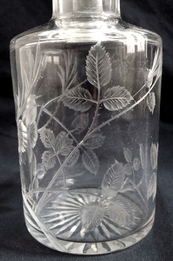 Grand flacon en cristal de Baccarat, rare modèle taillé et gravé aux Eglantiers - 18,8cm