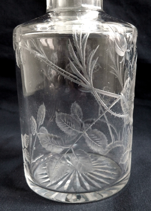 Grand flacon en cristal de Baccarat, rare modèle taillé et gravé aux Eglantiers - 18,8cm