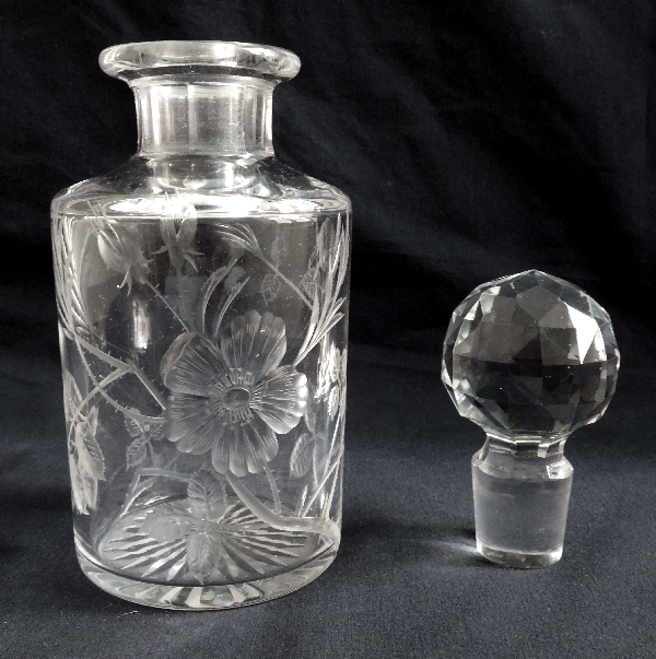 Grand flacon en cristal de Baccarat, rare modèle taillé et gravé aux Eglantiers - 18,8cm