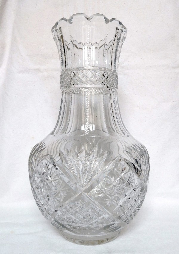 Grand vase en cristal de Baccarat richement taillé