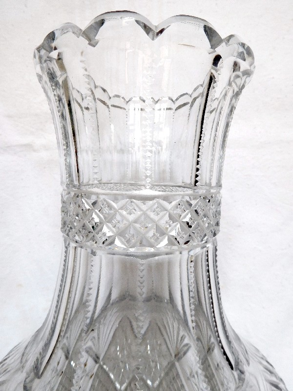 Grand vase en cristal de Baccarat richement taillé