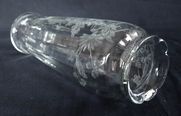 Tall Baccarat crystal vase, rare cut and engraved chrysanthemum pattern - 30,1cm