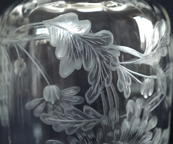 Tall Baccarat crystal vase, rare cut and engraved chrysanthemum pattern - 30,1cm