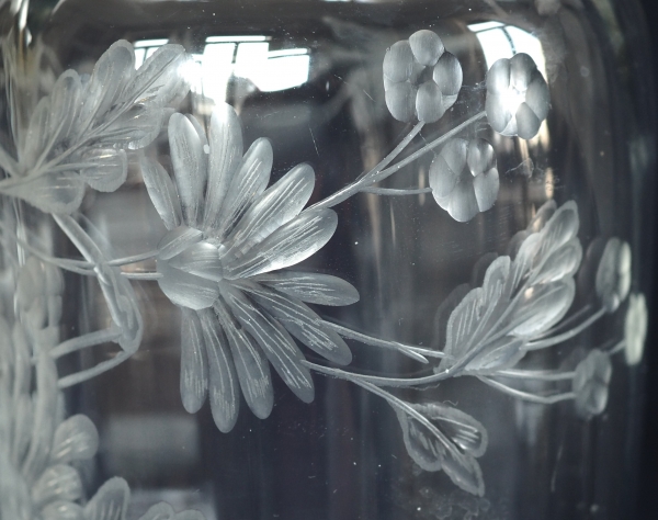 Tall Baccarat crystal vase, rare cut and engraved chrysanthemum pattern - 30,1cm