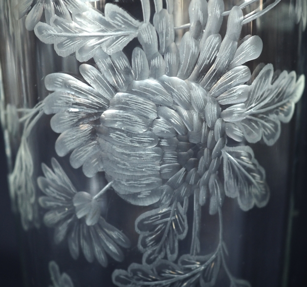Tall Baccarat crystal vase, rare cut and engraved chrysanthemum pattern - 30,1cm