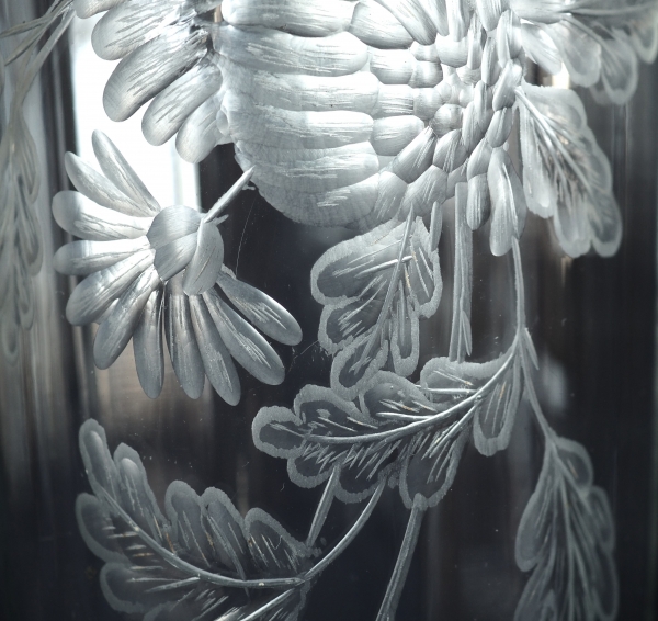Tall Baccarat crystal vase, rare cut and engraved chrysanthemum pattern - 30,1cm