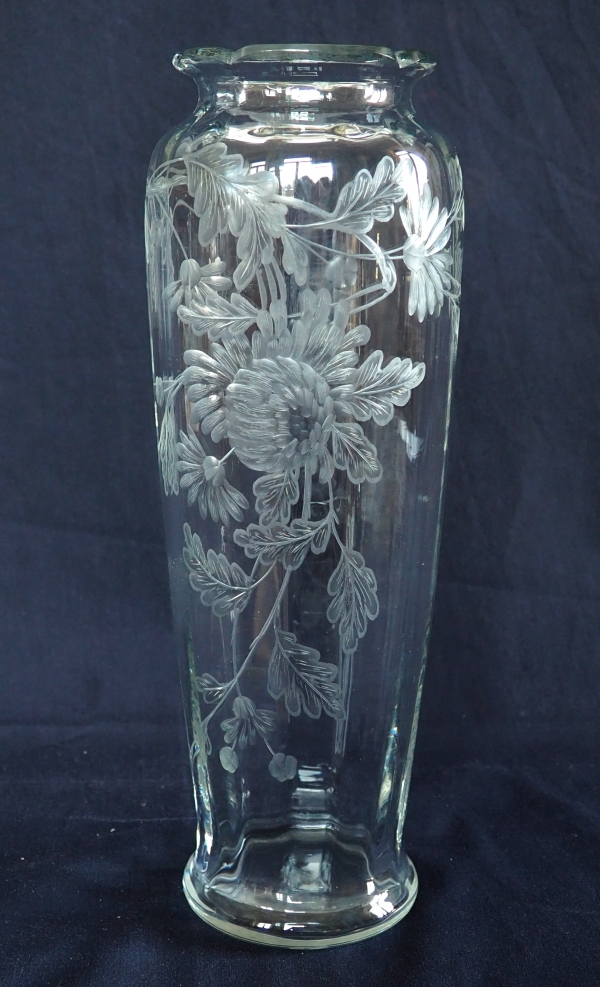 Tall Baccarat crystal vase, rare cut and engraved chrysanthemum pattern - 30,1cm