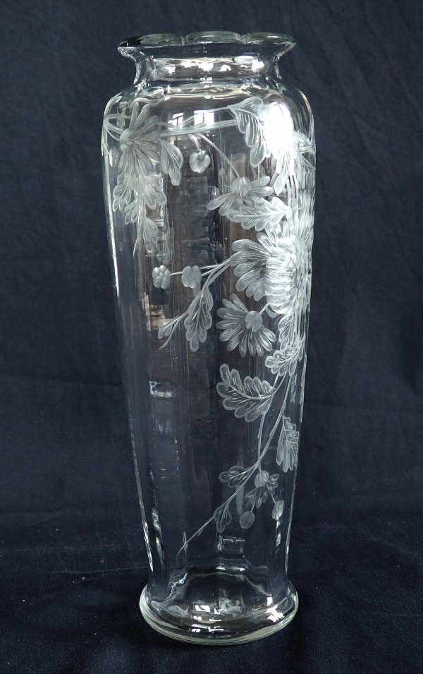 Tall Baccarat crystal vase, rare cut and engraved chrysanthemum pattern - 30,1cm