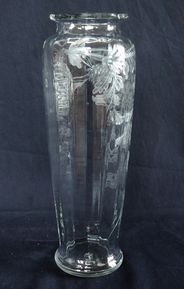 Tall Baccarat crystal vase, rare cut and engraved chrysanthemum pattern - 30,1cm