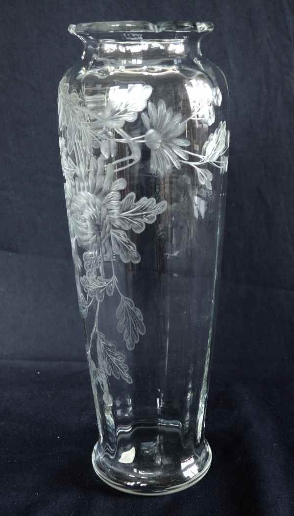Tall Baccarat crystal vase, rare cut and engraved chrysanthemum pattern - 30,1cm