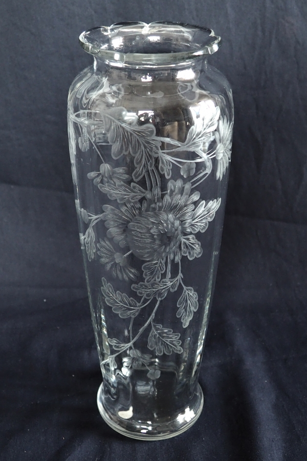 Tall Baccarat crystal vase, rare cut and engraved chrysanthemum pattern - 30,1cm