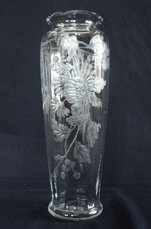 Tall Baccarat crystal vase, rare cut and engraved chrysanthemum pattern - 30,1cm