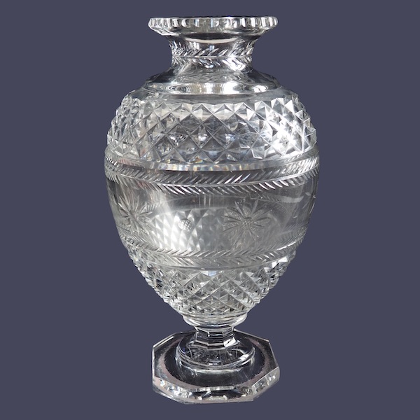 Grand vase en cristal de Baccarat de style Charles X finement taillé, cachet du musée