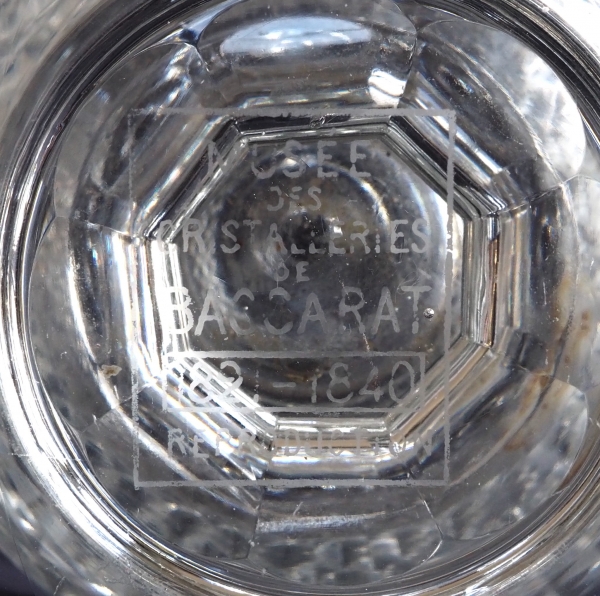Grand vase en cristal de Baccarat de style Charles X finement taillé, cachet du musée