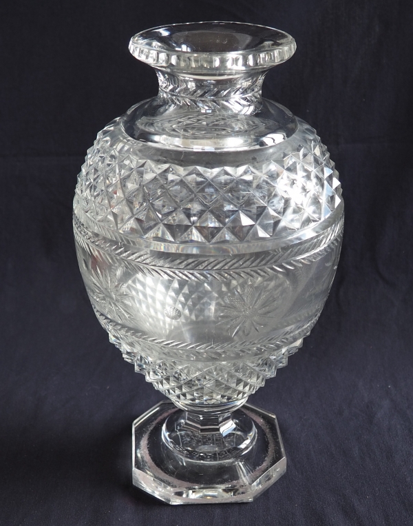 Grand vase en cristal de Baccarat de style Charles X finement taillé, cachet du musée