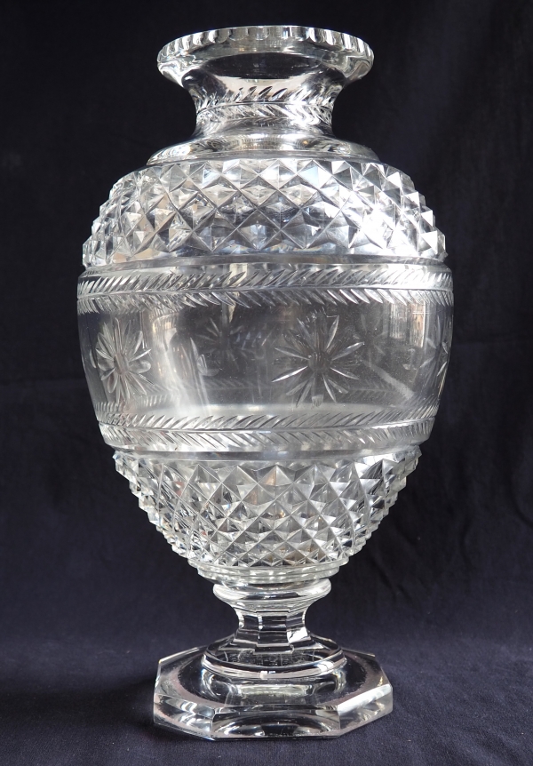 Grand vase en cristal de Baccarat de style Charles X finement taillé, cachet du musée