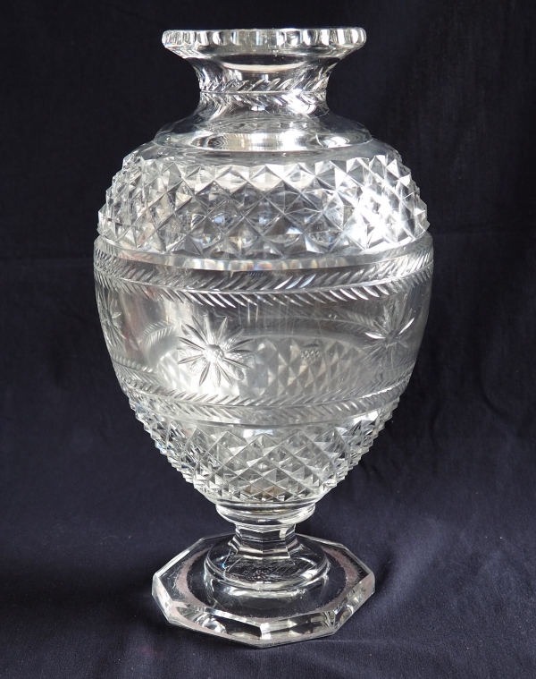 Grand vase en cristal de Baccarat de style Charles X finement taillé, cachet du musée