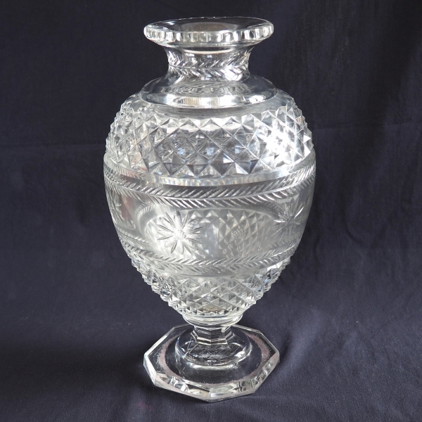 Grand vase en cristal de Baccarat de style Charles X finement taillé, cachet du musée