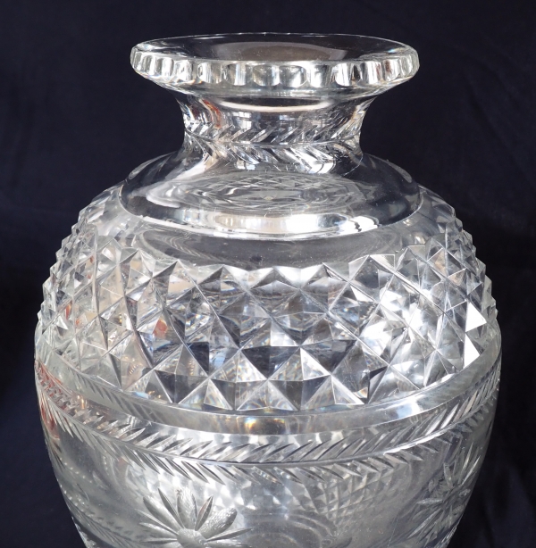 Grand vase en cristal de Baccarat de style Charles X finement taillé, cachet du musée