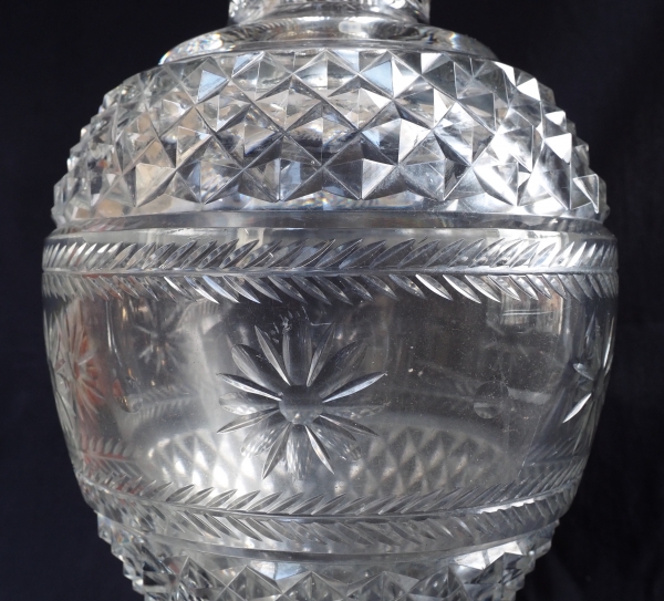 Grand vase en cristal de Baccarat de style Charles X finement taillé, cachet du musée