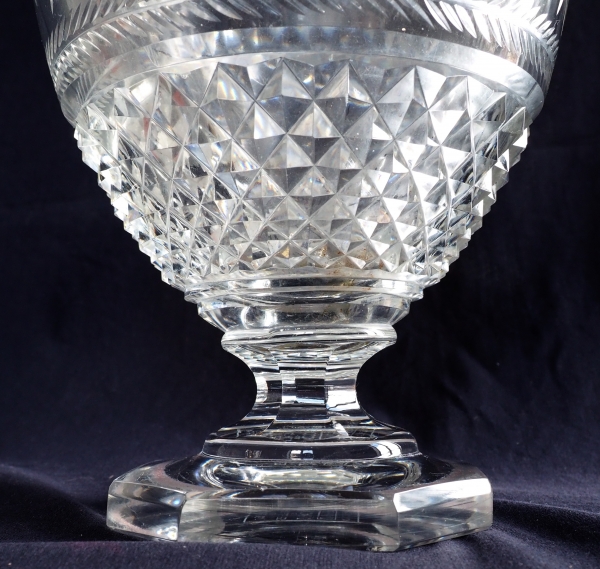 Grand vase en cristal de Baccarat de style Charles X finement taillé, cachet du musée