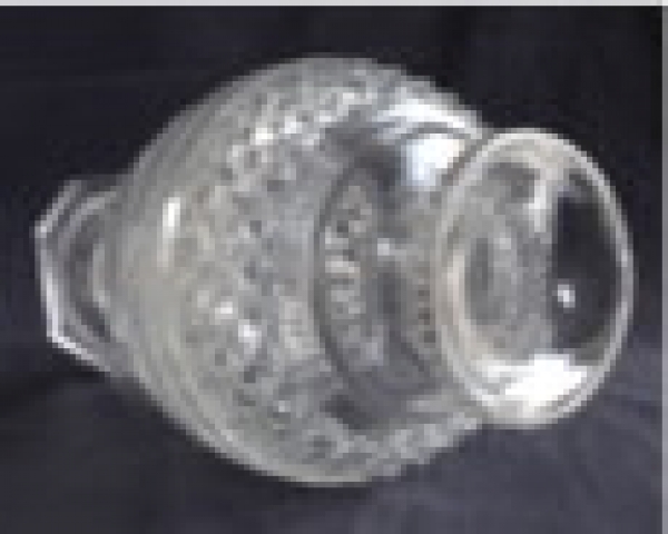 Grand vase en cristal de Baccarat de style Charles X finement taillé, cachet du musée