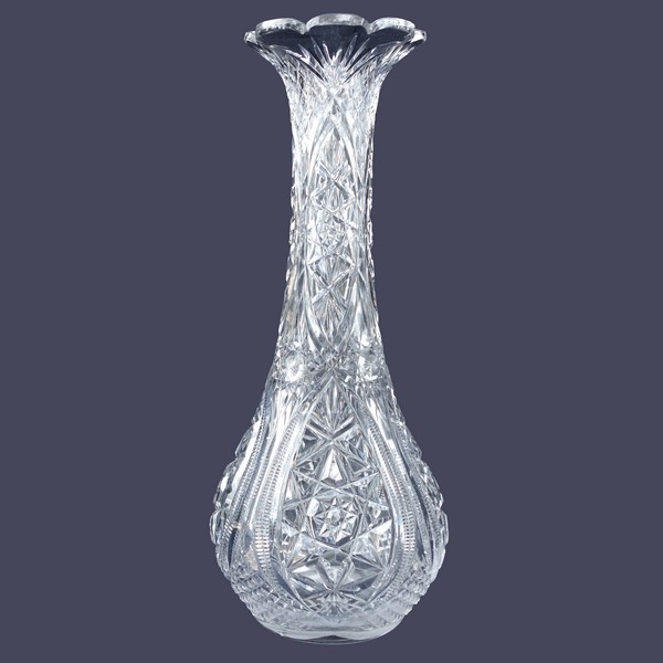 Spectaculaire vase en cristal de Baccarat, richement taillé - 39,5cm